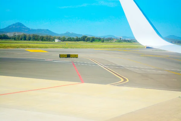 Taxiway signs and airplane wing — Stock Photo, Image