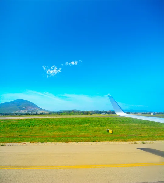 Ala di aeroplano sopra una via di rullaggio — Foto Stock