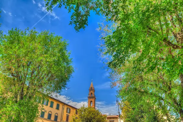 Santo Spirito věž vidět přes zelené stromy — Stock fotografie