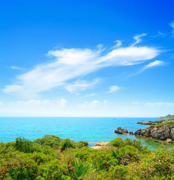 Cielo blu sulla costa di Alghero — Foto Stock
