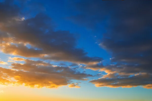 Wolken am Himmel bei Sonnenuntergang — Stockfoto