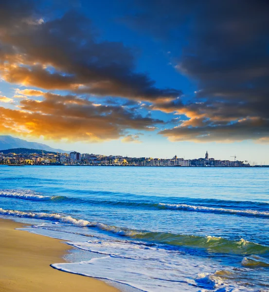 Ciel nuageux au-dessus d'Alghero au coucher du soleil — Photo