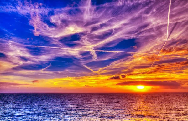 Sol brilhante e nuvens brancas sobre o mar na costa de Alghero em — Fotografia de Stock