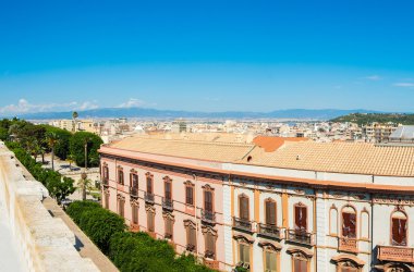 Cagliari panoramik manzaralı açık bir günde