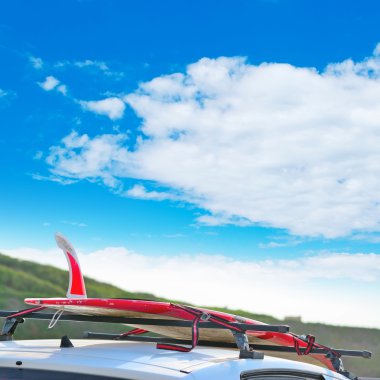 sörf tahtası fin bir bulutlu gökyüzü altında