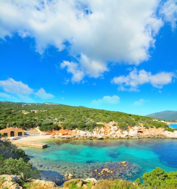 Cala Dragunara bir bulutlu gökyüzü altında