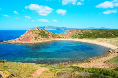 Bulutlu bir günde yaz aylarında kumsalda Porticciolo