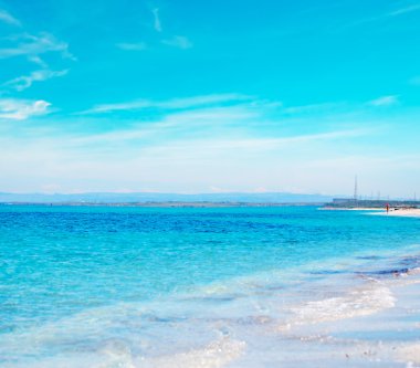 Mavi gökyüzü ve denizin Stintino içinde