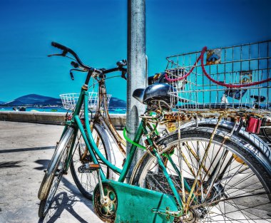 HDR denizin kenarında eski Bisikletleri