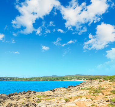 taşların altında Alghero, bulutlar