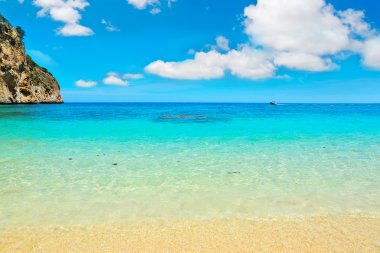Cala Biriola beach yumuşak bulutların altında
