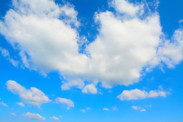 Céu azul e nuvens brancas — Fotografia de Stock