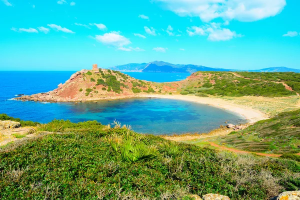 Bulutlu bir günde yaz aylarında kumsalda Porticciolo — Stok fotoğraf