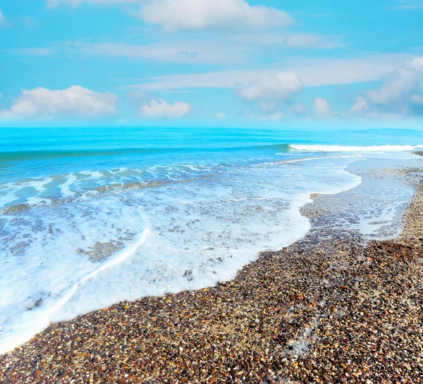 Seixos e mar azul em Platamona — Fotografia de Stock