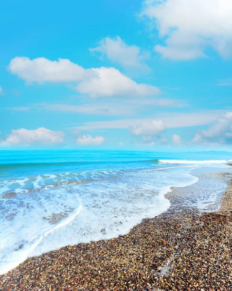 Seixos e mar azul em Platamona — Fotografia de Stock