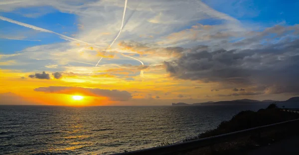 Kleurrijke zonsondergang in Sardinië kustlijn — Stockfoto