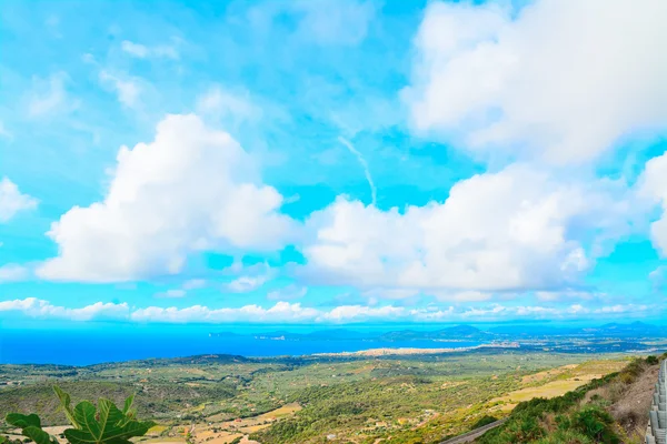 Sardinië kustlijn op een bewolkte dag — Stockfoto