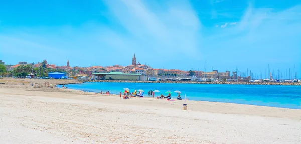 Paisaje urbano de Alghero visto desde la playa — Foto de Stock