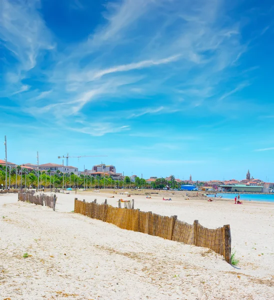 Costa de Alghero bajo un cielo azul con nubes —  Fotos de Stock