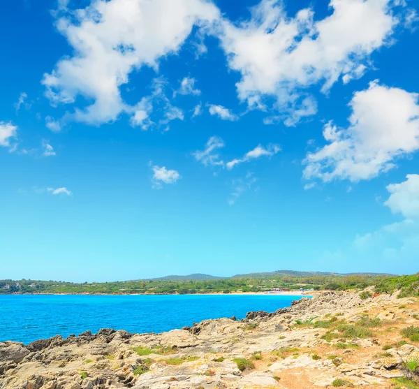 Felsen unter Wolken in Alghero — Stockfoto