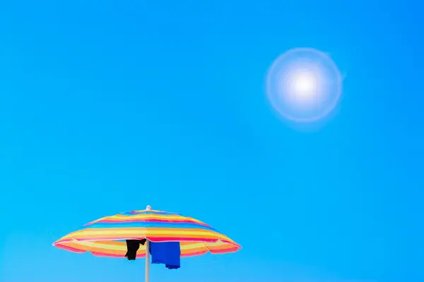 Parasol sous un soleil éclatant — Photo