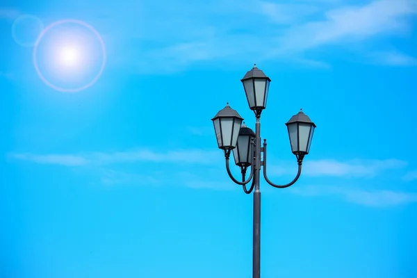 Sokak lâmbası direği parlayan güneşin altında — Stok fotoğraf
