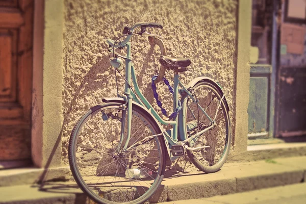 在比萨仿古墙上那辆旧自行车 — 图库照片