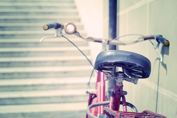 Bicicleta vieja apoyada contra una pared — Foto de Stock