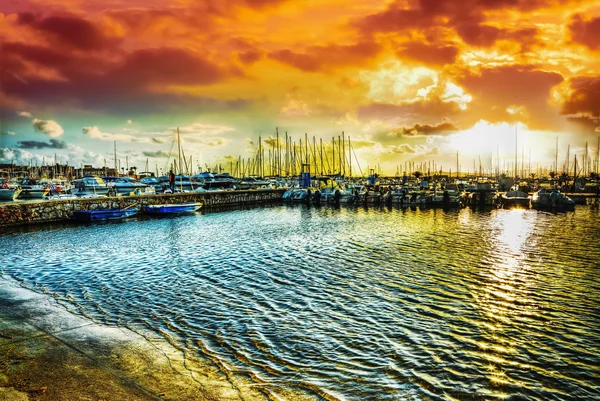 Puerto de Alghero bajo un cielo dramático —  Fotos de Stock