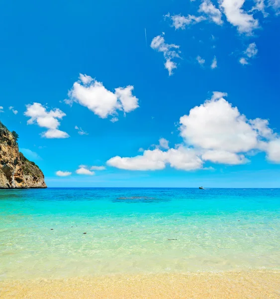 Spiaggia di Cala Biriola sotto morbide nuvole — Foto Stock