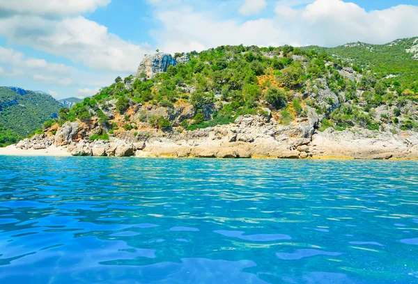 Cala gonone linii brzegowej w pochmurny dzień — Zdjęcie stockowe