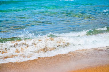 Altın suların çekildiği kıyı tarafından küçük dalga