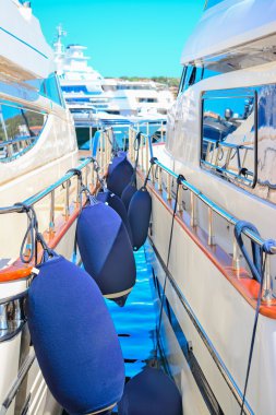 Porto Cervo iki yatlar arasında tekne çamurluklar