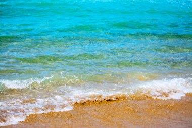 Porto Ferro içinde altın ve turkuaz suların çekildiği kıyı