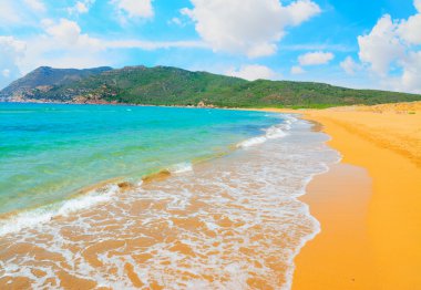 Porto Ferro beach beyaz bulutlar altında