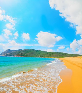 Porto Ferro beach beyaz bulutlar altında