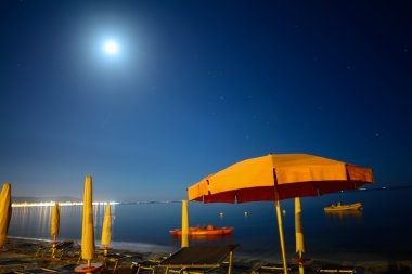 şemsiye deniz parlak bir ay altında tarafından