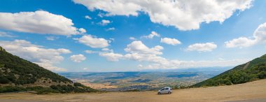 Sardunyalı backcountry bulutlu bir günde panoramik