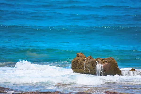 Rots in de blauwe zee — Stockfoto