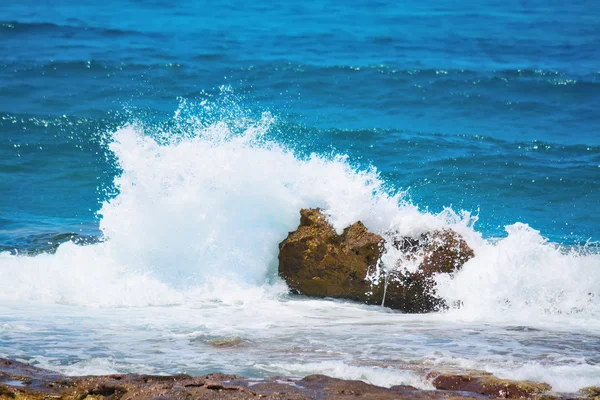 Welle kracht auf Felsen — Stockfoto