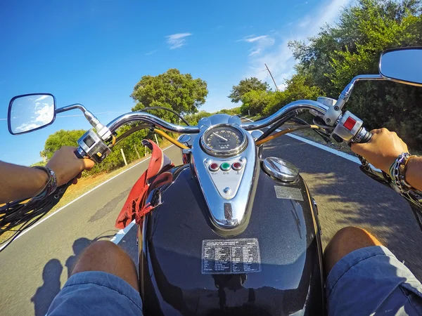Radfahrer und Motorrad unterwegs — Stockfoto