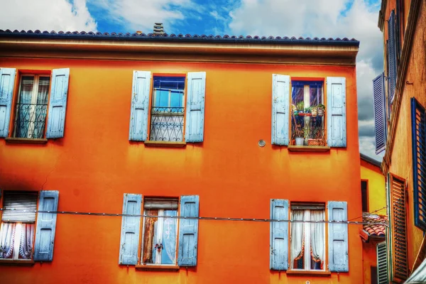 Orangefarbenes Gebäude unter bewölktem Himmel in Bologna — Stockfoto