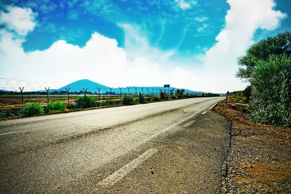 Landstraße unter Wolken — Stockfoto