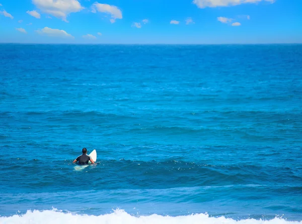 Surfer väntar på vågen — Stockfoto