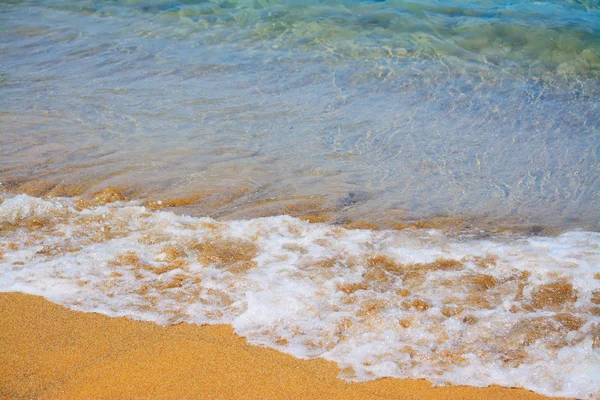 Onda da un litorale dorato in Sardegna — Foto Stock