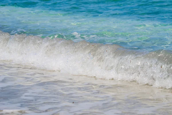 Kleine wave door de kust in Stintino — Stockfoto