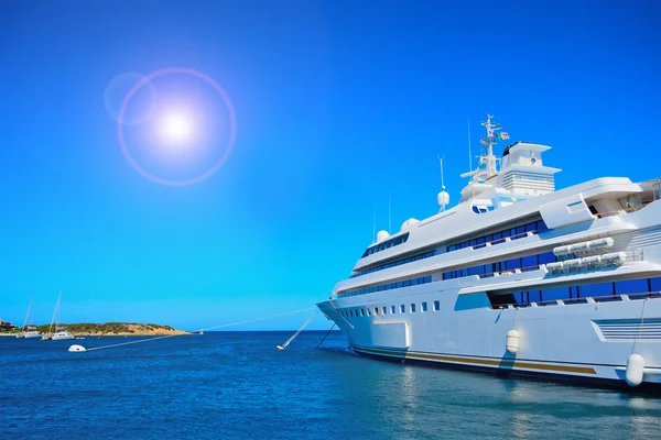 Luxury yacht and shining sun — Stock Photo, Image