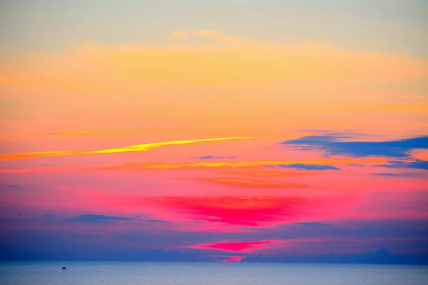 Kolorowy zachód słońca nad morzem w Alghero — Zdjęcie stockowe