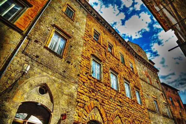 Dramatischer himmel über einem historischen gebäude in siena — Stockfoto