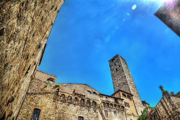 San Gimignano věž pod modrou oblohou — Stock fotografie